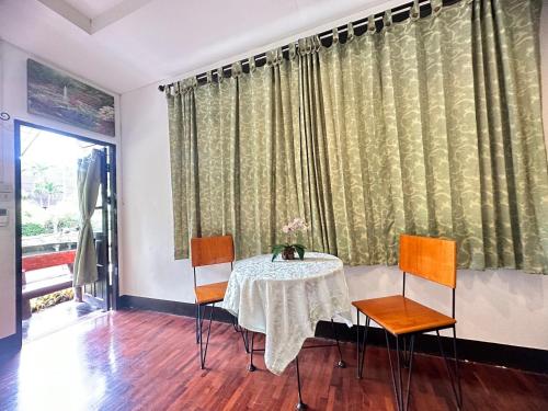 Ban Yang PlaoSoft Resort Kad Farang Hangdong的一间带桌椅的用餐室