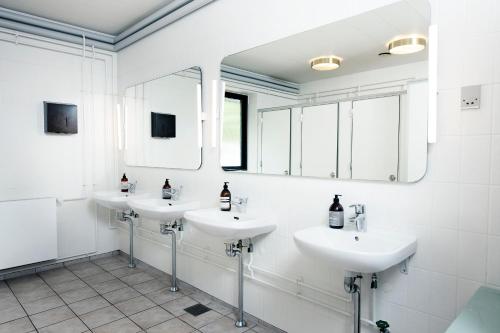 马里博Jägerhuset的浴室设有3个水槽和2面镜子