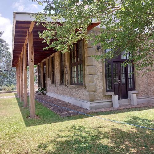 马特莱VillaEliza的一座砖砌建筑,有门廊和树
