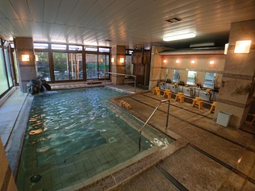 奈良春日酒店的大楼内的大型室内游泳池