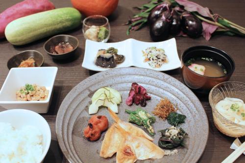 金泽KOKO HOTEL Premier Kanazawa Korinbo的餐桌,上面有一盘饭和蔬菜
