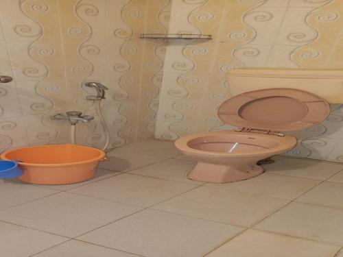 卡纳科纳Dmello Guest House的一间带卫生间和桶的浴室
