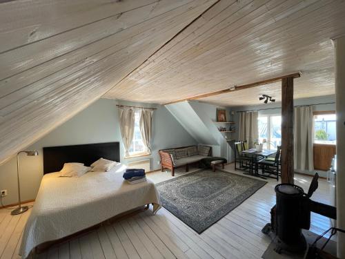 哈普萨卢Väike-Liiva Villa的一间卧室设有一张床和一间客厅。