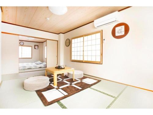 大阪Shirakabanoyado Kujo - Vacation STAY 12604的配有桌子和床的房间