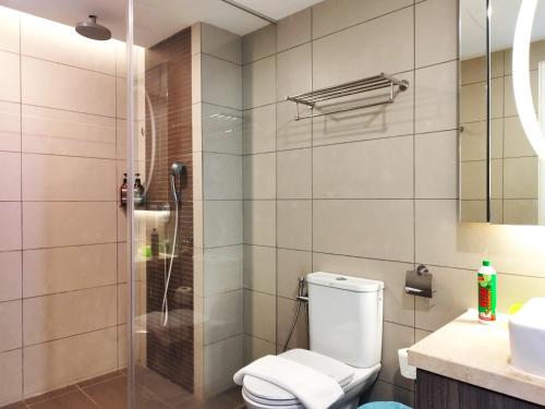 云顶高原GentingTop YinYangSuite6Pax @GrdIonDelmn的一间带卫生间和玻璃淋浴间的浴室