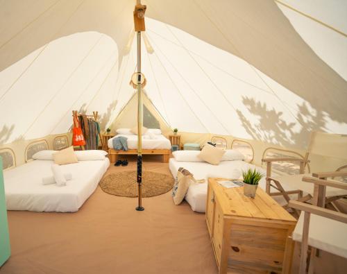 阿尔马亚特巴瑶Kampaoh Costa del Sol的帐篷内带两张床的房间