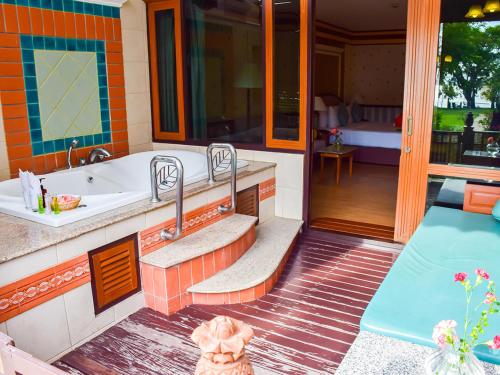 南芭堤雅Asia Pattaya Hotel的带浴缸和盥洗盆的浴室