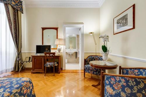 罗马Hotel Cellini的客厅配有沙发和桌子
