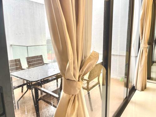 新加坡2 BR with city view near Subway in central的客房设有带桌子和椅子的窗户。