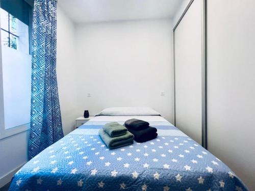 马德里Hermoso piso en Chamberi的一间卧室配有一张床,上面有两条毛巾