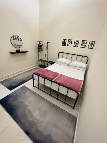 关丹CassaNeyna Homestay Kuantan的一间卧室配有一张带红色毯子的大床