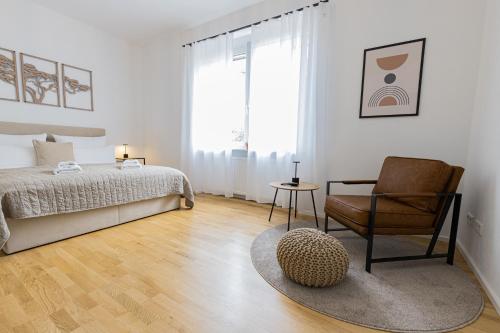 斯图加特LaMiaCasa Stuttgart City 140 qm的白色卧室配有床和椅子