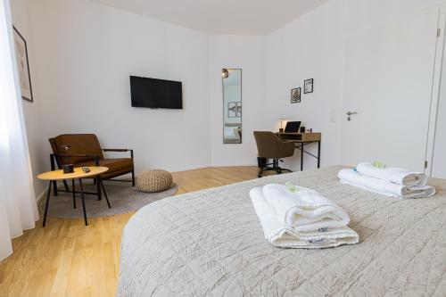 斯图加特LaMiaCasa Stuttgart City 140 qm的一间卧室配有一张带白色毛巾的床