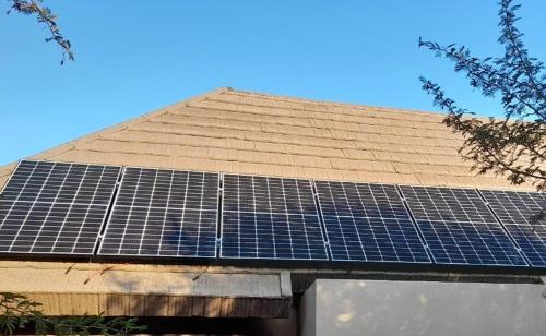侯斯普瑞特Moya Safari Lodge & Villa的建筑的屋顶,上面有太阳能电池板