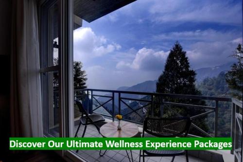 穆索里Yog Wellness Resort & Spa By Amritara的山景阳台。