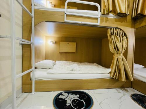 海防Basic Guest House Hải Phòng的一间卧室配有一张双层床,上面装有摄像头