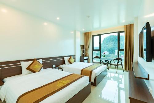 吉婆岛Tung Quang Hotel的酒店客房设有两张床和电视。