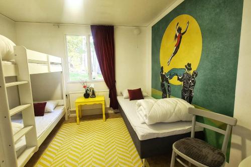 尼布鲁Orrefors Vandrarhem的小型客房配有双层床和双层床。