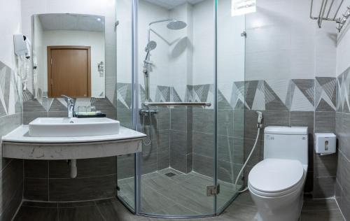 吉婆岛Tung Quang Hotel的浴室配有卫生间、盥洗盆和淋浴。
