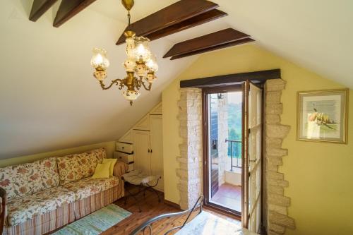 瓦拉日丁Villa Toscana with jacuzzy的带沙发和吊灯的客厅