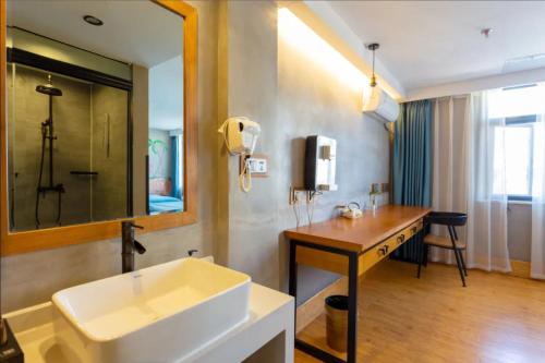 昆明龚禧里•初见酒店的一间带水槽和镜子的浴室