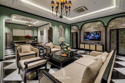 下龙湾The An Nam Villa HaLong的客厅配有沙发和桌子