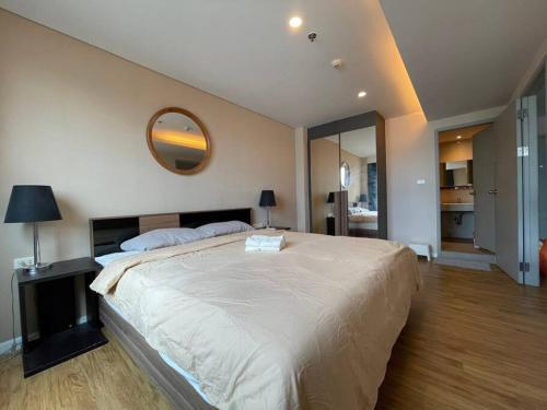 曼谷Private room with 2 Bedroom & 2 Bathroom peaceful的一间卧室配有一张大床和镜子