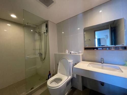曼谷Private room with 2 Bedroom & 2 Bathroom peaceful的浴室配有卫生间、盥洗盆和淋浴。