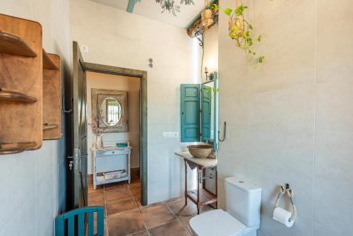 Villa Colona的一间带卫生间和水槽的浴室