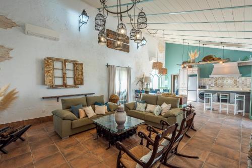 Villa Colona的客厅配有两张沙发和一张桌子