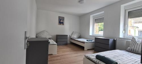 施托尔贝格Workers apartment in Stolberg的一间卧室配有两张床和一张沙发。