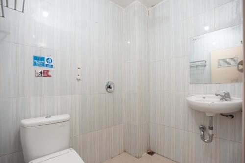 班达楠榜AVA Guesthouse Mitra RedDoorz Lampung的白色的浴室设有卫生间和水槽。