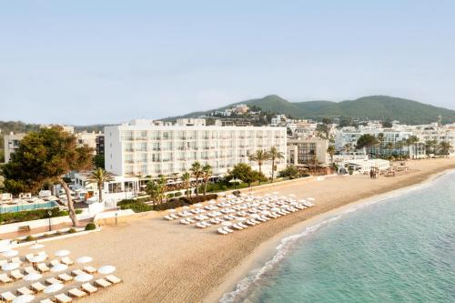 圣埃乌拉利亚Hotel Riomar, Ibiza, a Tribute Portfolio Hotel的享有海滩的空中景致,配有椅子和遮阳伞