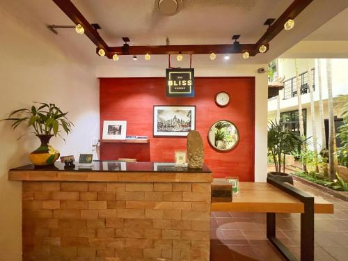 暹粒The Bliss Angkor的餐厅设有红色墙壁的酒吧