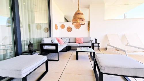 福恩吉罗拉AA Guest - Luxury Paradise Eco Apartment Higueron的带沙发和桌子的客厅