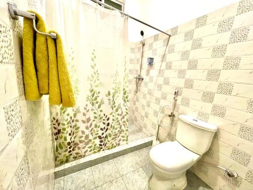 南威Garden pearls的一间带卫生间和淋浴的浴室