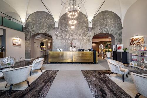 佛罗伦萨Rivalta Hotel - Alfieri Collezione的大堂设有前台和椅子