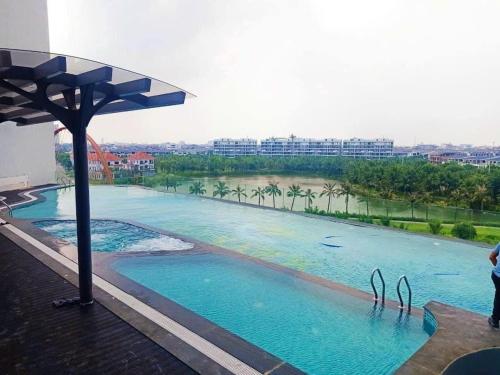 Bảo ThapChung cư cao cấp Ecopack đẳng cấp 5 sao的大楼一侧的大型游泳池