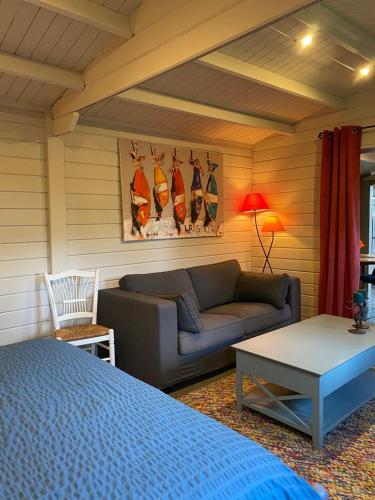 塞扬Tiny House au coeur des Combes的客厅配有沙发和桌子