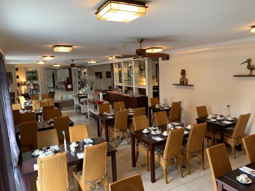韦尔特African Sky Hotel的一间在房间内配有桌椅的餐厅