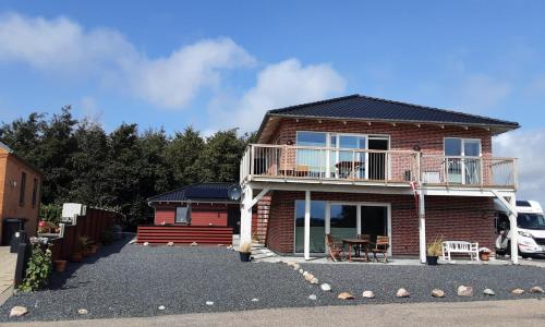 灵克宾Villa-Amby的红砖房子,设有甲板和阳台