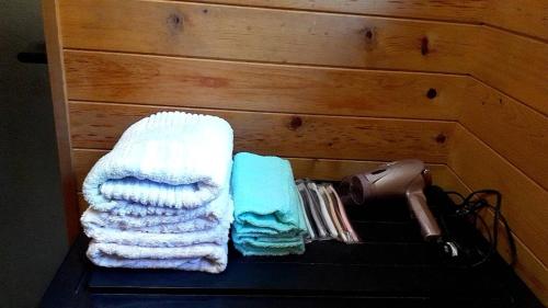 饭田市BANRYU 萬龍 バンリュウ的几条毛巾都放在架子上