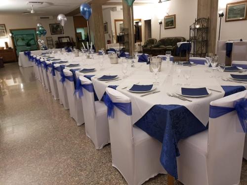 基耶西瑙扎内塞Da Beppe的上面有一排蓝色的桌子