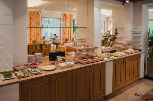 茵特斯托德波普哥特奇妙酒店的包含多种不同食物的自助餐