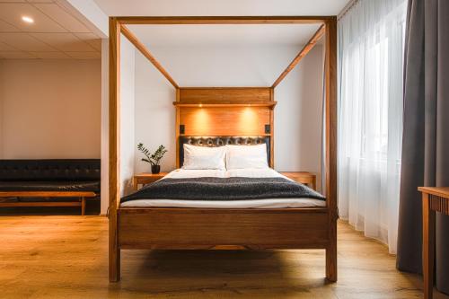 雷克雅未克Hotel Von的一张木架床