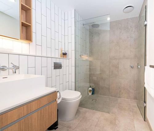 墨尔本Calming Urban Oasis的浴室配有卫生间、盥洗盆和淋浴。