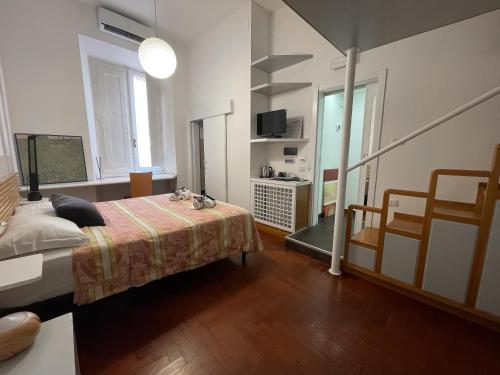 罗马Popolo Dream Suites - Luxury Rooms的一间卧室设有一张床和一间客厅。