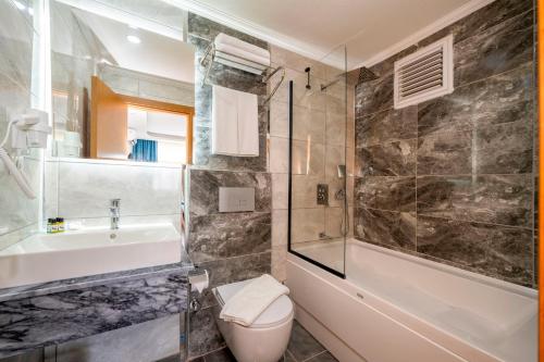 安塔利亚DIAMOND luxury Hotel的浴室配有卫生间、盥洗盆和淋浴。