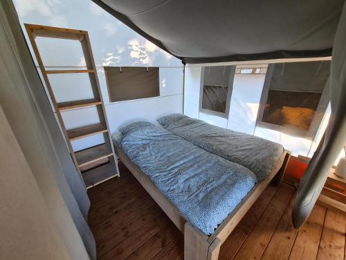 霍尔滕Luxe kamperen bij Procamp4all的小卧室设有一张床和梯子