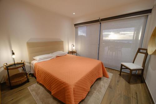 Faja GrandeFonte da Via的一间卧室设有一张床和一个大窗户